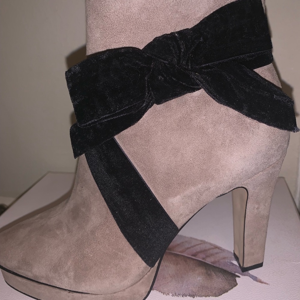 Karl Lagerfeld platform bow bootie!